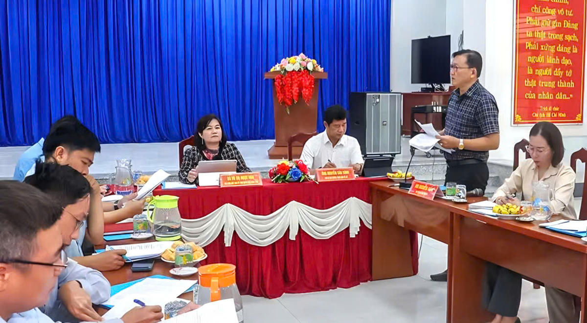 Đoàn công tác do Phó Chủ tịch Ủy ban MTTQ Việt Nam tỉnh Cà Mau Võ Thị Ngọc Hân làm trưởng đoàn giám sát tại xã Đông Hải về thực hiện dân chủ ở cơ sở gắn với Quy định số 124 -QĐ/TW năm 2018 của Ban bí thư. Ảnh: Nguyên Du