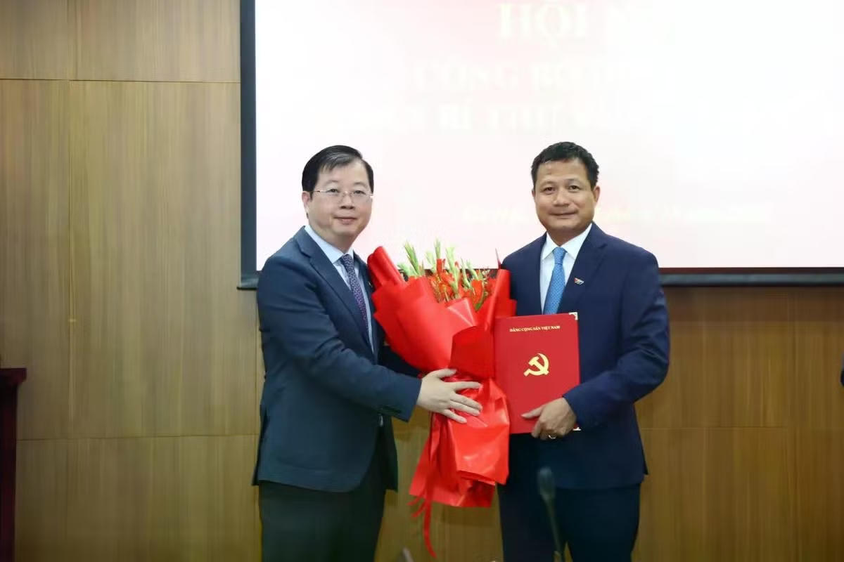 Tổng Giám đốc Đài Truyền hình Việt Nam Nguyễn Thanh Lâm trao quyết định cho ông Đỗ Đức Hoàng.