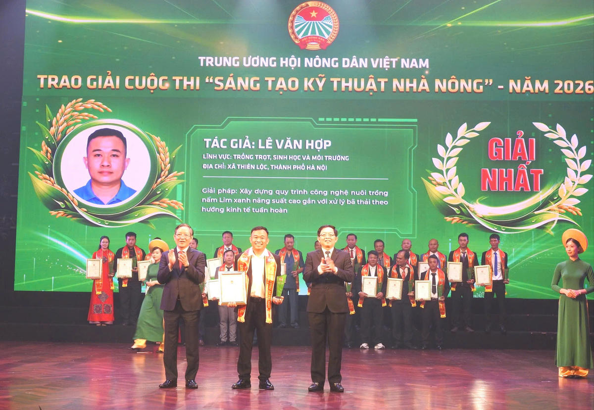 Phó Thủ tướng Chính phủ Hồ Quốc Dũng và Chủ tịch Trung ương Hội Nông dân Việt Nam Lương Quốc Đoàn trao giấy chứng nhận và biểu trưng của chương trình cho các “Nhà khoa học của Nhà nông” năm 2026