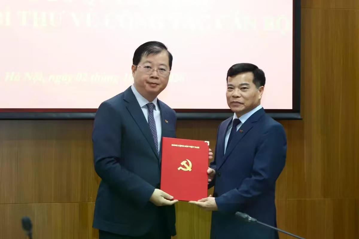 Tổng Giám đốc Đài Truyền hình Việt Nam Nguyễn Thanh Lâm trao quyết định cho ông Đinh Đắc Vĩnh.