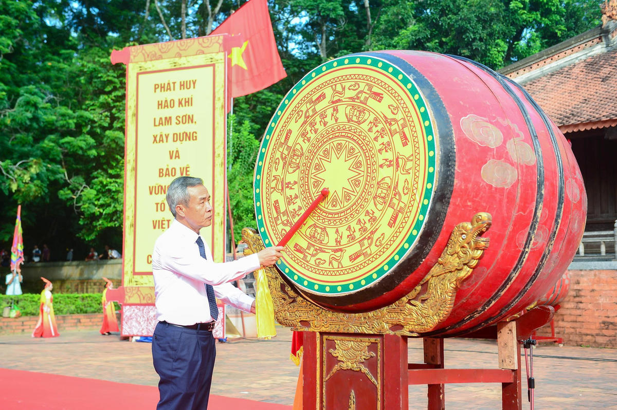  Bí thư Tỉnh ủy Lê Đức Thái đánh trống khai hội Lam Kinh 2026.