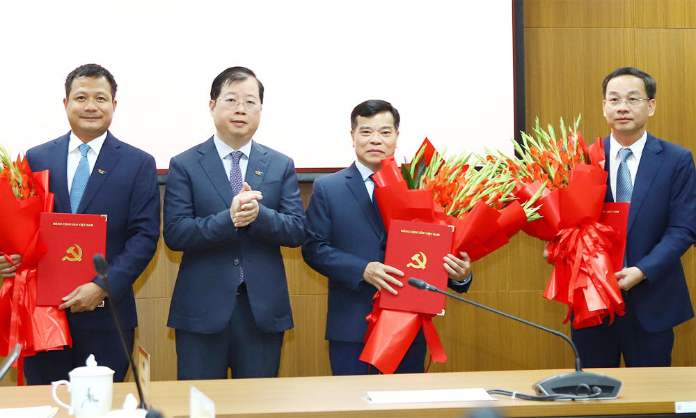 Tổng Giám đốc VTV Nguyễn Thanh Lâm chúc mừng các ông Đỗ Đức Hoàng, Lê Quyền, Đinh Đắc Vĩnh được bổ nhiệm giữ chức Phó Tổng Giám đốc VTV.