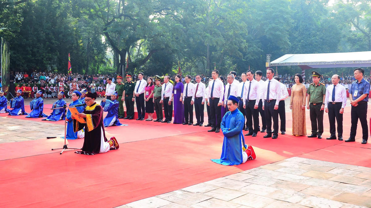 Nghi lễ truyền thống đọc chúc văn tấu cáo, tưởng nhớ công lao của Đức Thái Tổ Cao Hoàng đế, các vị vua, hoàng thái hậu nhà Lê, công thần và các tướng sĩ nghĩa quân Lam Sơn, đã diễn ra trang trọng tại sân Rồng trước Chính điện Lam Kinh.