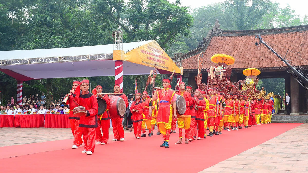 Lễ hội Lam Kinh năm 2026 được bắt đầu với nghi thức rước kiệu Đức vua Lê Thái Tổ, kiệu Trung Túc vương Lê Lai từ đền thờ vua Lê Thái Tổ và đền thờ Trung Túc vương Lê Lai về sân Rồng chính điện Lam Kinh. 