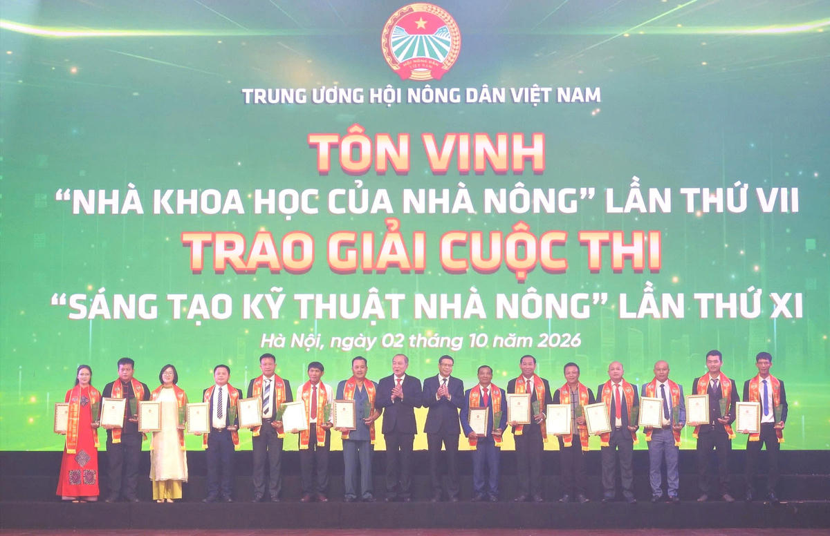 Phó Chủ tịch Thường trực Trung ương Hội Nông dân Việt Nam Phan Như Nguyện và Thứ trưởng Bộ Khoa học và Công nghệ Lê Xuân Định trao giấy chứng nhận và biểu trưng cho các chủ DN, HTX, cơ sở sản xuất, nông dân sáng chế, sáng tạo, chuyển giao KHCN cho nông dân