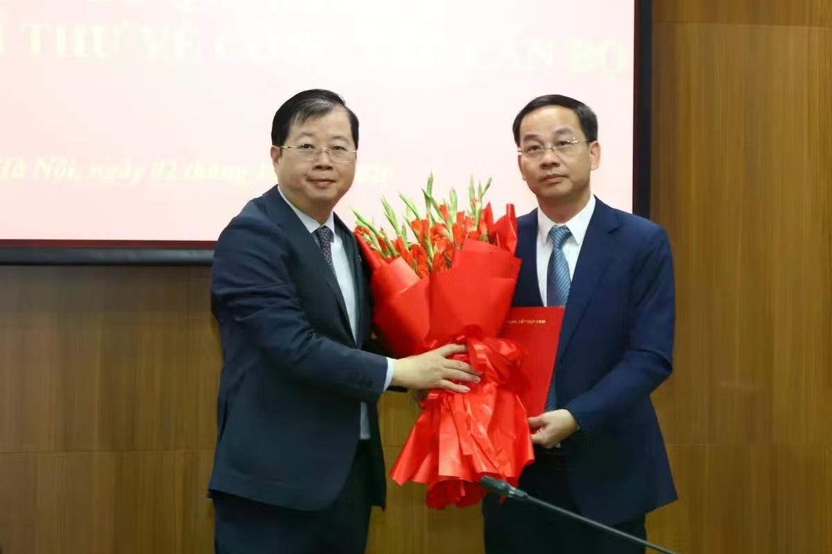 Tổng Giám đốc Đài Truyền hình Việt Nam Nguyễn Thanh Lâm trao quyết định cho ông Lê Quyền.