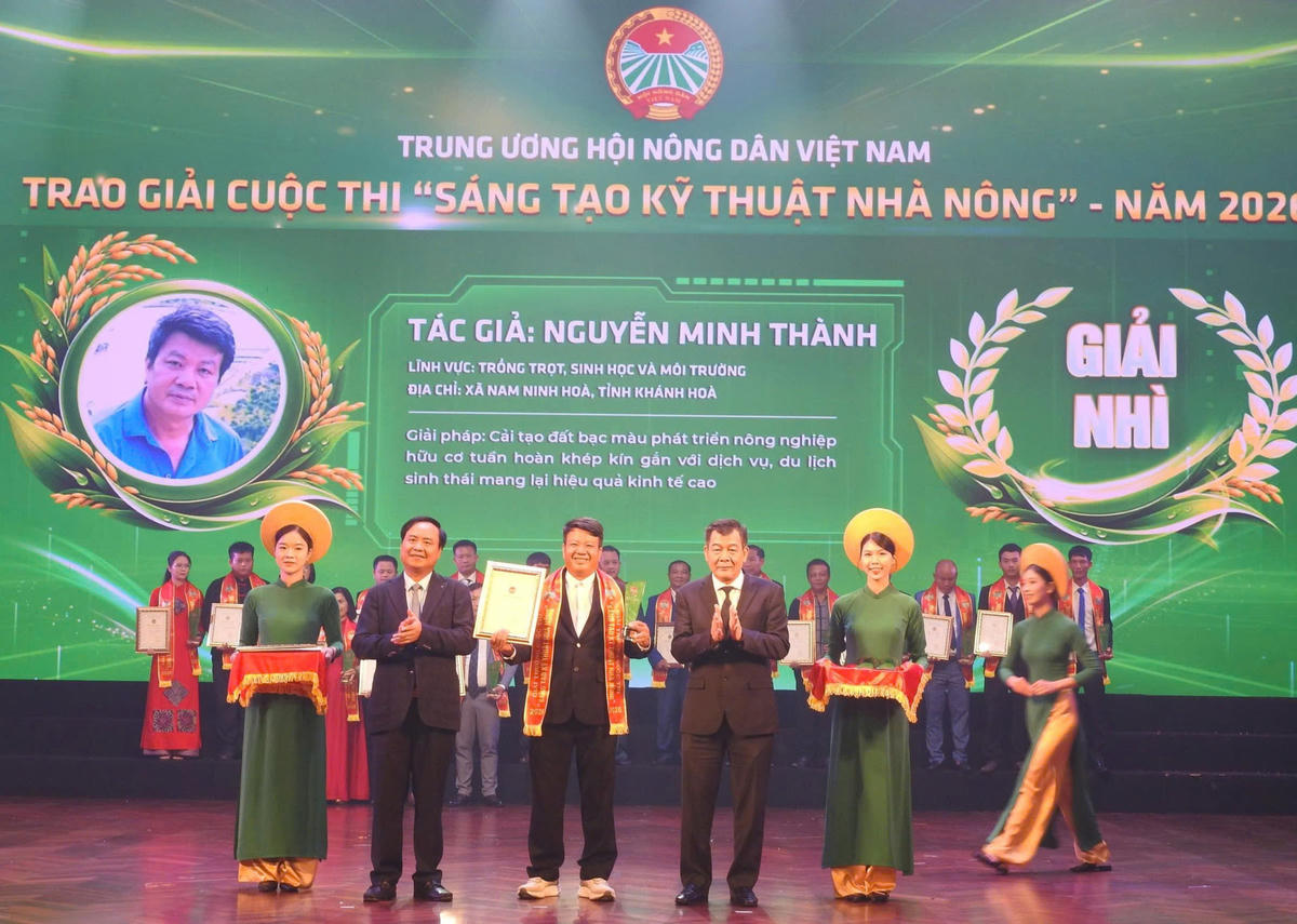 Ông Nguyễn Đức Phong, Phó Chủ tịch Ủy ban Trung ương MTTƯ Việt Nam và  Thứ trưởng Bộ Nông nghiệp và Môi trường Võ Văn Hưng trao giải cho các cá nhân đạt giải cuộc thi "sáng tạo kỹ thuật nhà nông" lần thứ XI - năm 2026