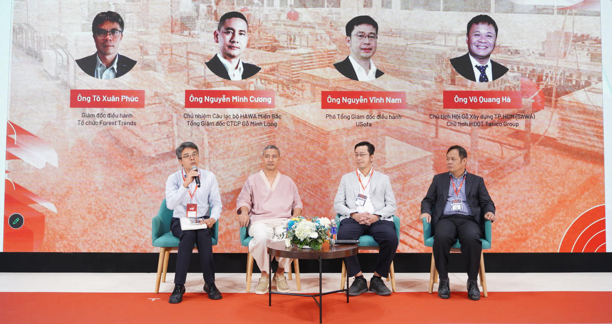 Các chuyên gia, doanh nghiệp trao đổi về cách tiếp cận và giữ thị phần sân nhà cho ngành đồ gỗ. Ảnh: H.A