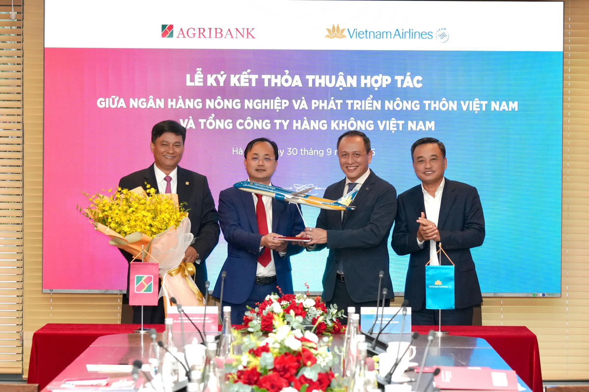 Lãnh đạo hai bên trao tặng hoa tươi và quà lưu niệm, thể hiện sự gắn kết và hợp tác bền chặt