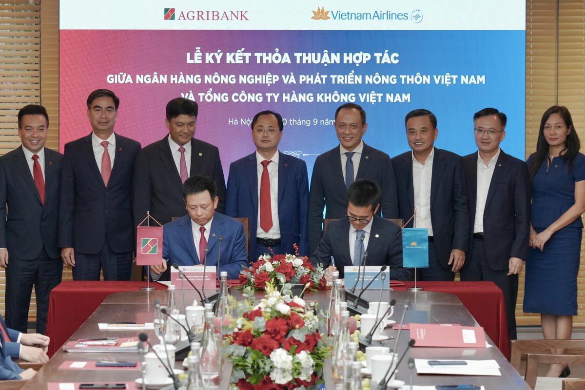 Đại diện Vietnam Airlines và Agribank cùng thực hiện nghi thức ký kết