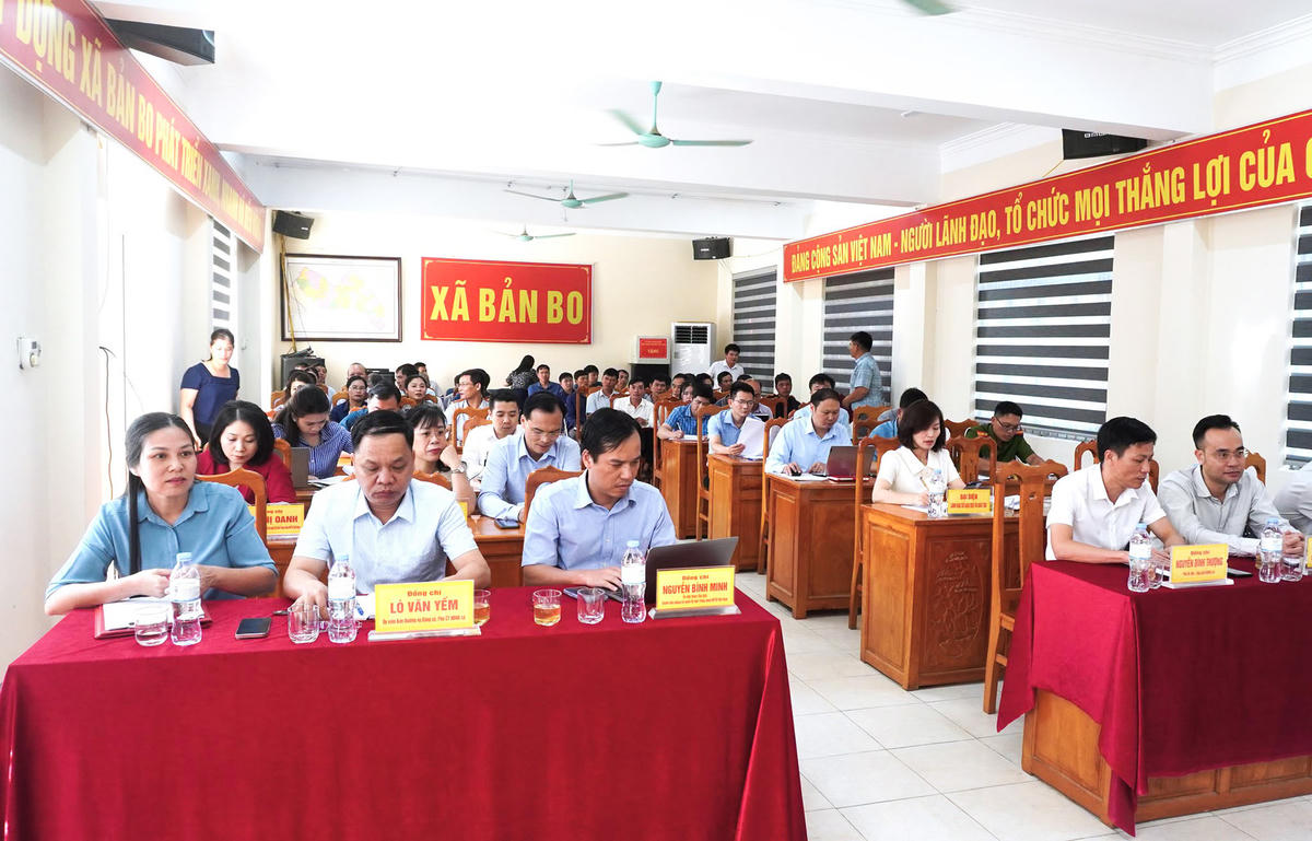 Một số vấn đề được cử tri quan tâm, nêu ý kiến như cử tri Trung tâm Dịch vụ tổng hợp xã cho biết sau sắp xếp chính quyền địa phương 2 cấp, đơn vị đảm nhiệm nhiều lĩnh vực thiết yếu trong khi quân số ít, đề nghị cấp có thẩm quyền xem xét, quan tâm bổ sung phụ cấp ưu đãi nghề hoặc phụ cấp đặc thù tương xứng cho viên chức trung tâm.