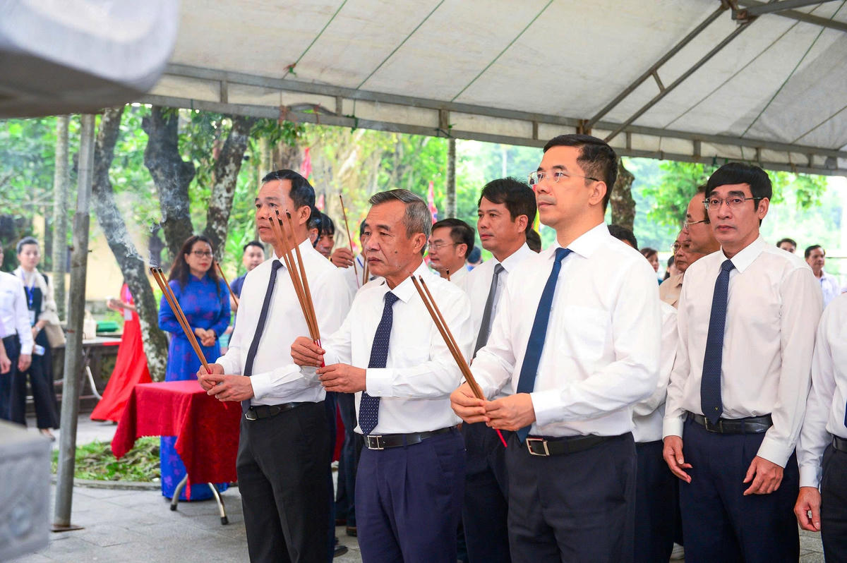 Lãnh đạo chủ chốt tỉnh Thanh Hóa dâng hương tại đền thờ vua Lê Thái Tổ thuộc Khu di tích quốc gia đặc biệt Lam Kinh, xã Lam Sơn, bày tỏ lòng thành kính, biết ơn công lao của Đức Thái tổ Cao Hoàng đế Lê Lợi, các bậc khai quốc công thần, các anh hùng, nghĩa sĩ đã có công dựng nước, giữ nước.
