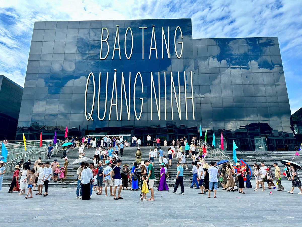 Bảo tàng Quảng Ninh đang liên tục đổi mới cách đưa văn hóa, di sản đến gần hơn với công chúng. Công nghệ số được tích hợp vào nhiều khâu phục vụ: Mua vé điện tử, quét mã QR, thuyết minh tự động, hơn 10.000 tư liệu, hiện vật đã được số hóa, cùng hàng trăm hiện vật được dựng mô hình 3D, giúp du khách có thêm những cách khám phá mới mẻ, trực quan và đa chiều.