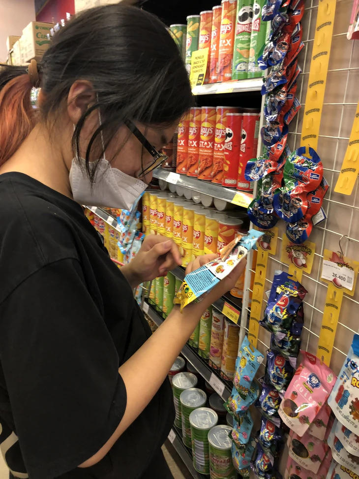 Nhãn cảnh báo dinh dưỡng là biện pháp cần thiết để giúp người tiêu dùng nhận biết nhanh sản phẩm cần hạn chế, hỗ trợ thay đổi hành vi ăn uống. Ảnh: SKĐS