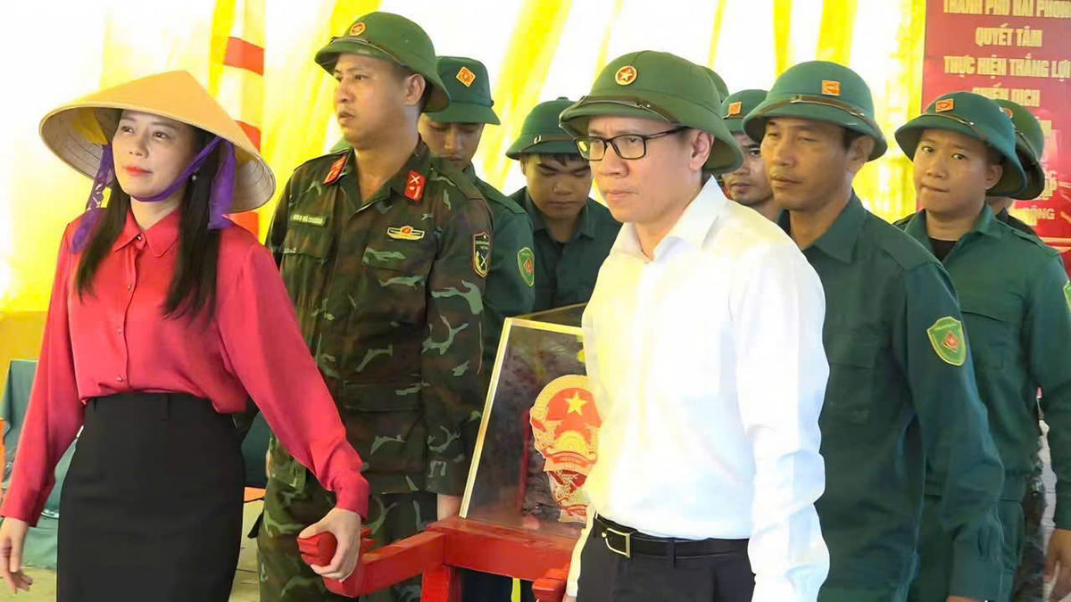 Lãnh đạo TP Hải Phòng, lãnh đạo UBND xã Vĩnh Bảo trực tiếp đến hiện trường kiểm tra, chỉ đạo, động viên các lực lượng làm nhiệm vụ. Ảnh: VB. 