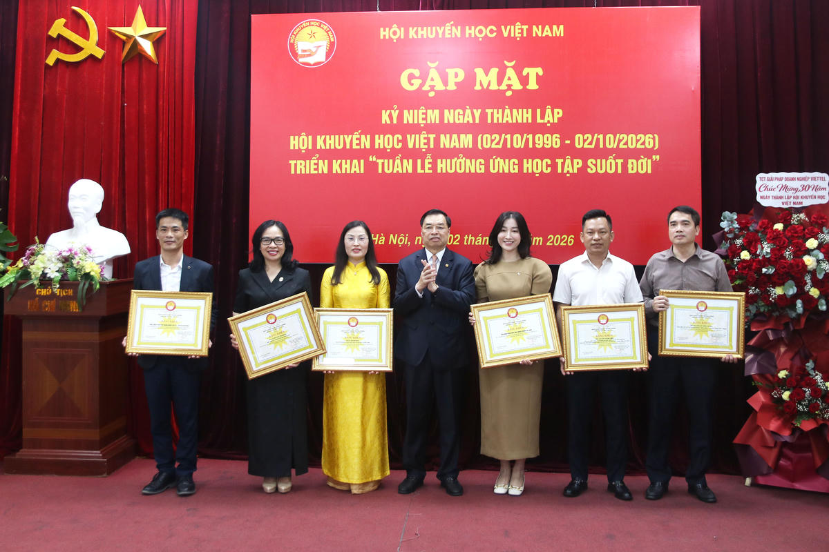 Lãnh đạo Hội Khuyến học Việt Nam trao tặng Bằng khen cho các tập thể, cá nhân.