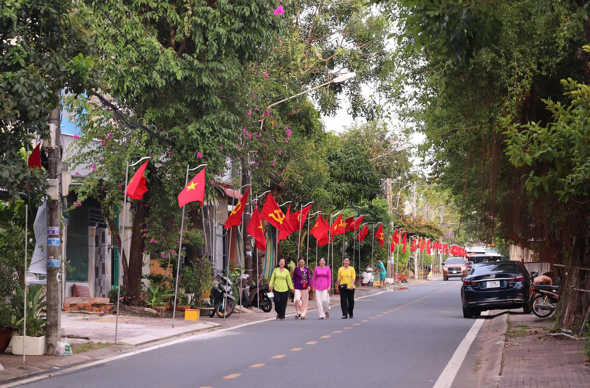 Các phong trào thi đua tiếp tục lan tỏa sâu rộng với hơn 2.300 khu dân cư tham gia bảo vệ môi trường. Nhiều mô hình như "Tuyến đường sáng - xanh - sạch - đẹp" được duy trì, góp phần xây dựng nông thôn mới, đô thị văn minh. Ảnh: Nguyên Du
