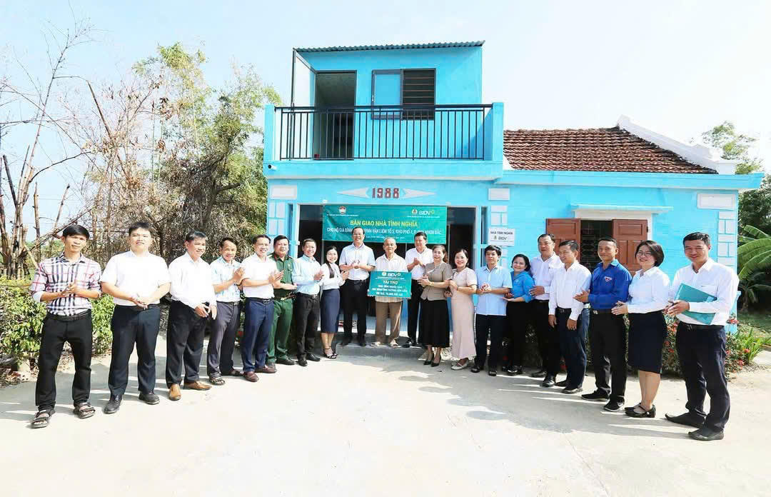 Lãnh đạo phường Quy Nhơn Bắc bàn giao nhà cho người dân. Ảnh: ĐS.
