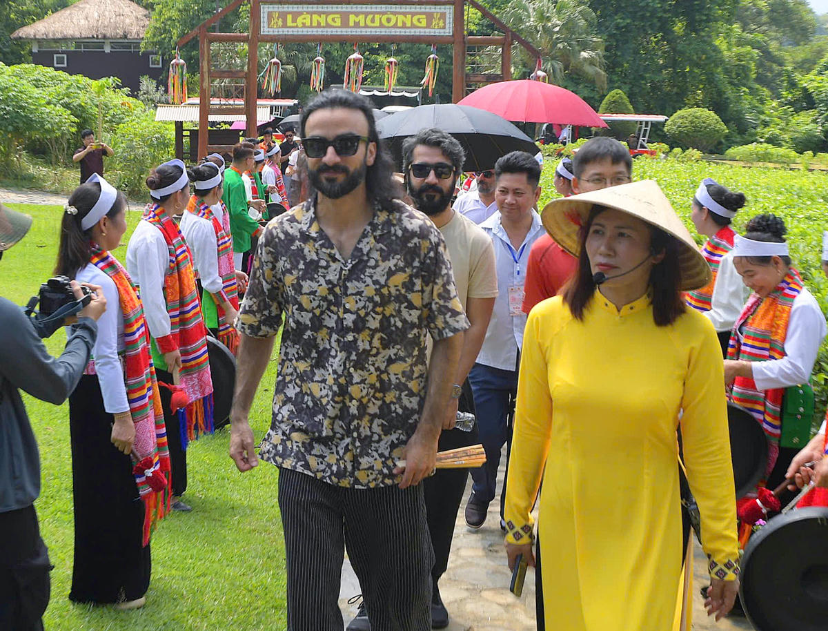 Tiếng chiêng vang lên giữa làng Mường, tạo nên không khí rộn ràng đón những vị khách quốc tế.