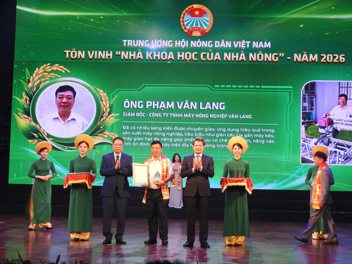 Ông Nguyễn Quang Đức, Ủy viên Trung ương Đảng, Phó Bí thư chuyên trách Đảng ủy Mặt trận Tổ quốc, các đoàn thể Trung ương và Giáo sư, Viện sĩ Châu Văn Minh, Chủ tịch Liên hiệp các Hội Khoa học và Kỹ thuật Việt Nam trao giấy chứng nhận và biểu trưng của chương trình cho các “Nhà khoa học của Nhà nông” năm 2026