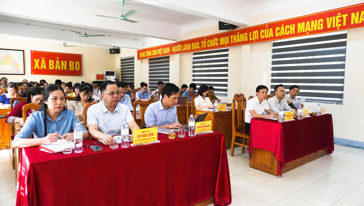 Buổi tiếp xúc có sự tham dự của nhiều cử tri. Với tinh thần dân chủ, cởi mở, người dân xã Bản Bo nêu nhiều ý kiến, kiến nghị liên quan đến các lĩnh vực của đời sống kinh tế - xã hội.