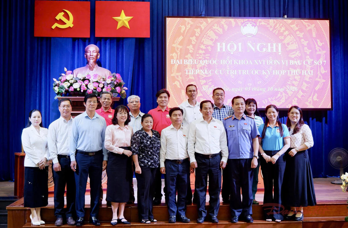 Các đại biểu Quốc hội chụp ảnh lưu niệm cùng cử tri phường Xóm Chiếu (TPHCM). Ảnh: H.Lê.