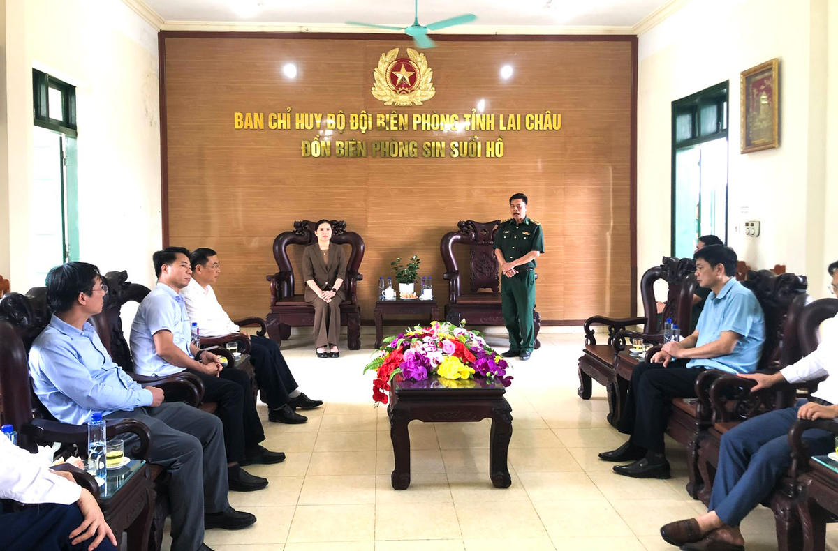 Tại Đồn biên phòng Sin Suối Hồ, Trung tá Nguyễn Văn Thu - Đồn trưởng báo cáo với đoàn công tác về các nhiệm vụ chính trị, bảo vệ chủ quyền biên giới, giúp đỡ người dân phát triển kinh tế.