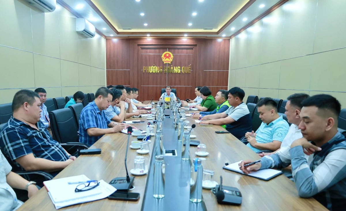 Ngày 30/9, Chủ tịch UBND phường Hoàng Quế Lê Văn Độ chủ trì buổi làm việc với các đơn vị vận chuyển, chủ đầu tư dự án sử dụng đất đá thải mỏ và các phòng chuyên môn để thống nhất giải pháp khắc phục bất cập trong hoạt động vận chuyển đất đá, vật liệu. Ảnh: DDCI Hoàng Quế.