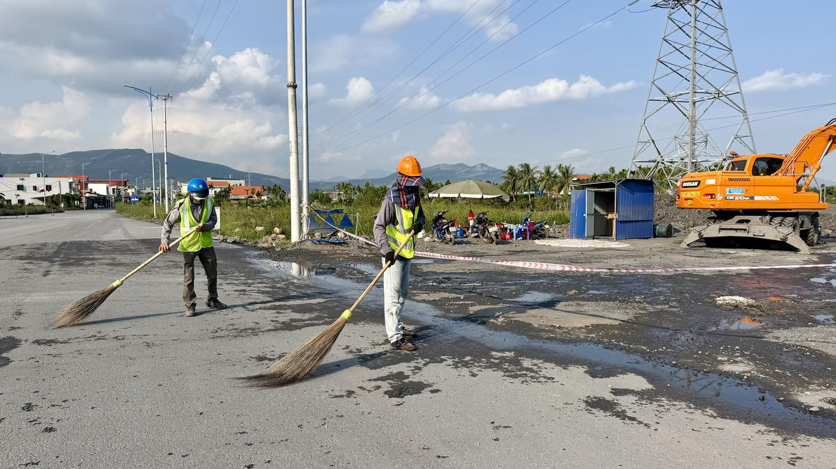 Chủ đầu tư, đơn vị thi công bố trí nhân lực vệ sinh môi trường xung quanh khu vực thi công dự án trên địa bàn phường Hoàng Quế. Ảnh: Ngọc Anh
