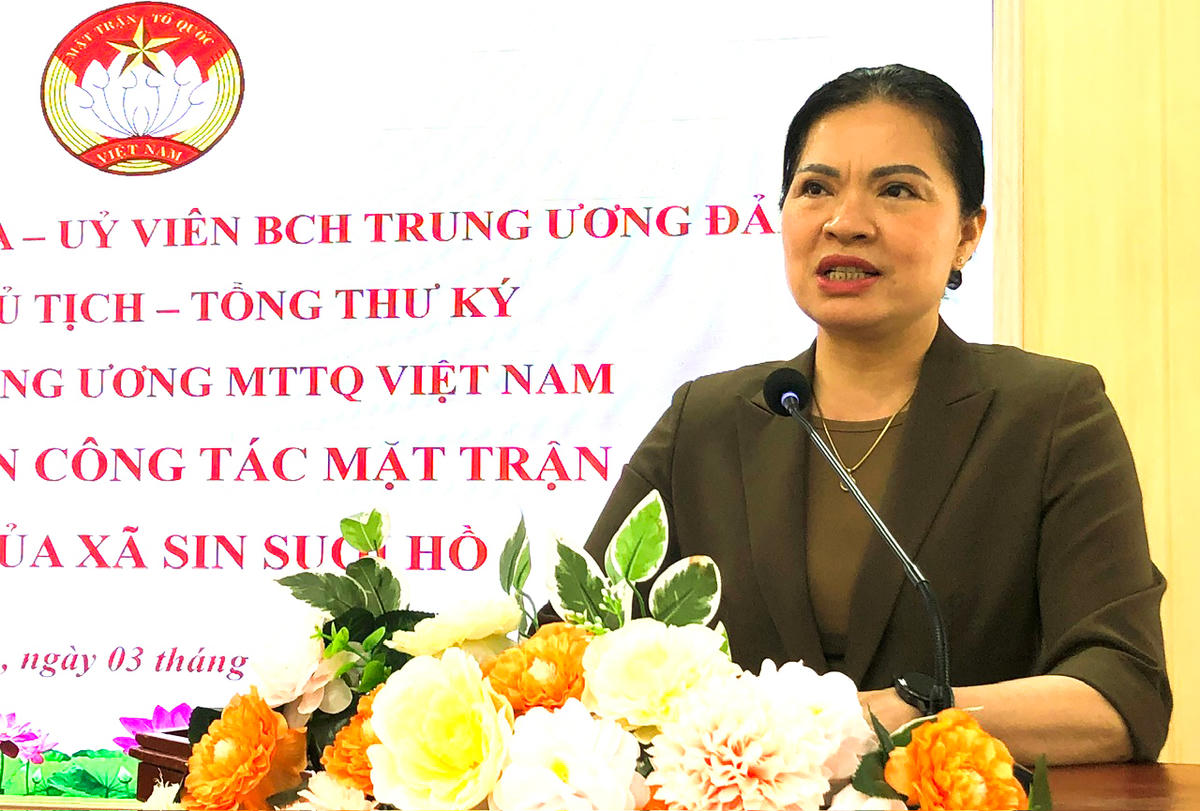 Sau khi nghe báo cáo về tình hình hoạt động của Ban Công tác Mặt trận ở cơ sở; những thuận lợi, khó khăn, đề xuất, kiến nghị, Phó Chủ tịch - Tổng Thư ký Hà Thị Nga phát biểu động viên, trao đổi với Trưởng ban Công tác Mặt trận các bản.