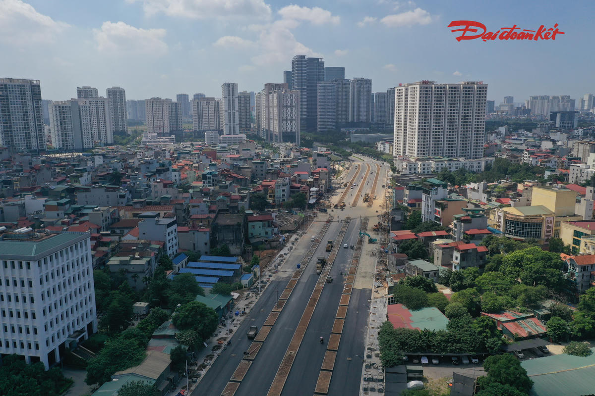 Trong khi một số đoạn vẫn đang được tổ chức thi công với cường độ cao, đoạn Vành đai 2,5 qua phường Xuân Đỉnh đã cơ bản hoàn thành. Nhà thầu đang tập trung xử lý những phần việc cuối cùng.