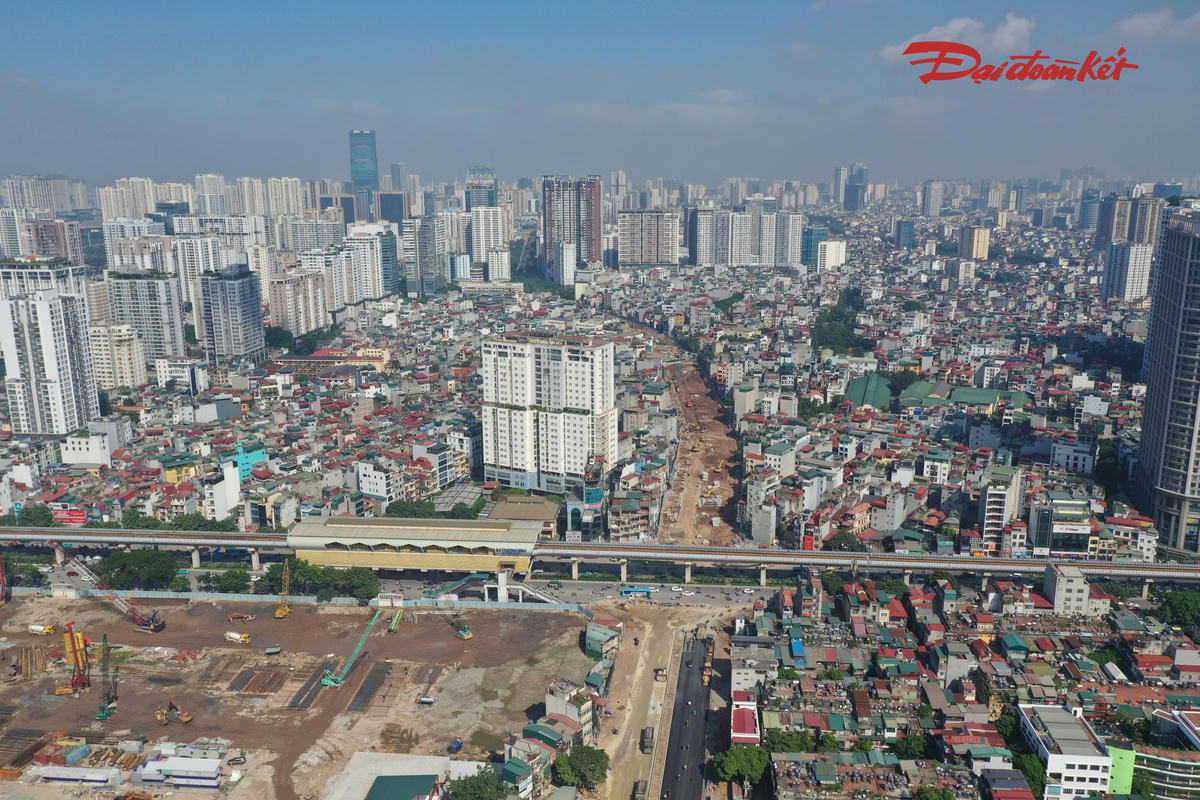 Theo ghi nhận của PV Báo Đại Đoàn Kết, tại đoạn Vành đai 2,5 nối phố Ngụy Như Kon Tum với đường Nguyễn Trãi, không khí thi công diễn ra khẩn trương. Máy móc liên tục hoạt động, công nhân tập trung triển khai các hạng mục nền đường, cống thoát nước và những phần việc liên quan.