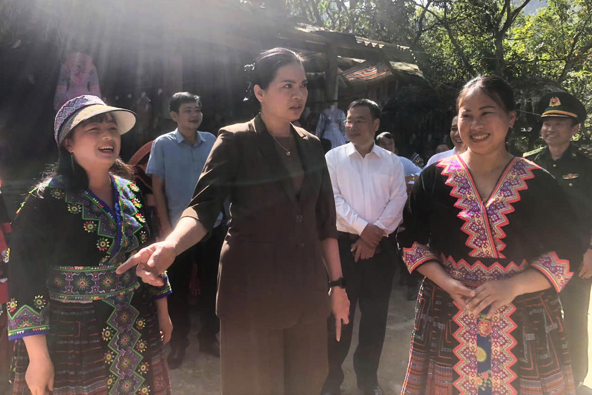 Tại bản du lịch Sin Suối Hồ, Phó Chủ tịch - Tổng Thư ký Hà Thị Nga thăm các mô hình phát triển kinh tế, đặc biệt các sản phẩm đặc trưng địa phương gắn với du lịch.