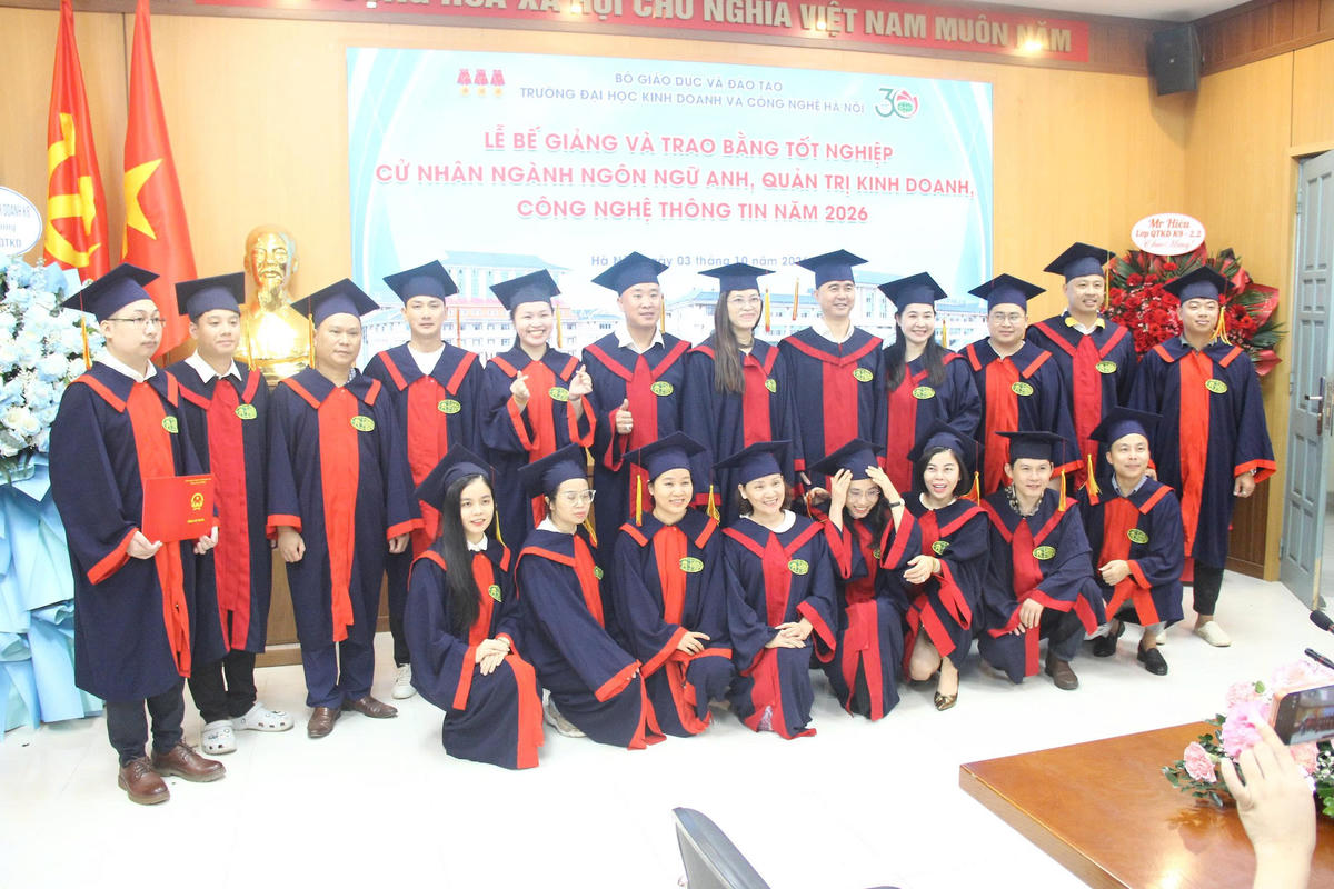 Sau hơn 2 năm học tập, các sinh viên đã hoàn thành chương trình đào tạo với khối lượng từ 90-100 tín chỉ