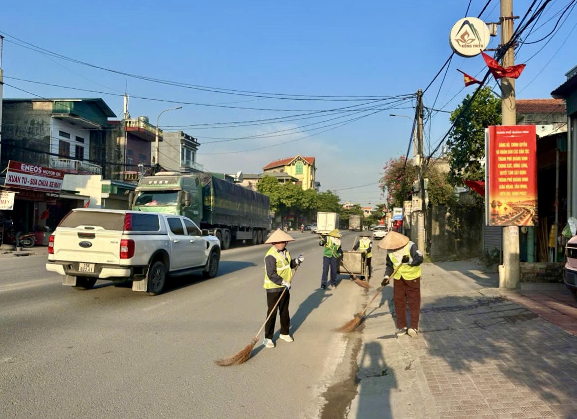 Công ty TNHH Thương mại S & Đ bổ sung nhân lực dọn dẹp đất đá rơi vãi trên các tuyến đường hoạt động vận chuyển đất đá thải mỏ, để đảm bảo vệ sinh môi trường, ATGT. Ảnh: Ngọc Anh.