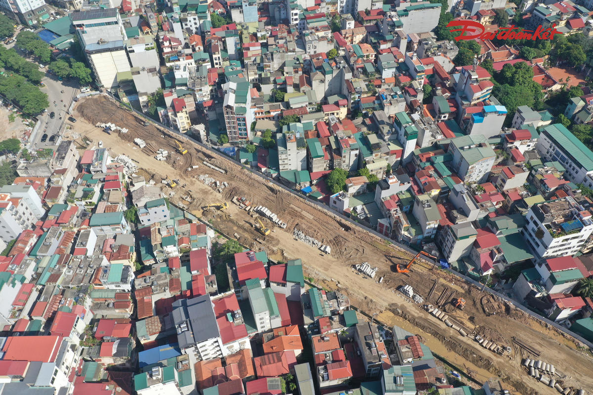 Đoạn tuyến này dài gần 1km, mặt cắt ngang đường rộng 50m. Đây là một trong những đoạn đang được nhà thầu tập trung nguồn lực để kịp tiến độ thành phố giao.