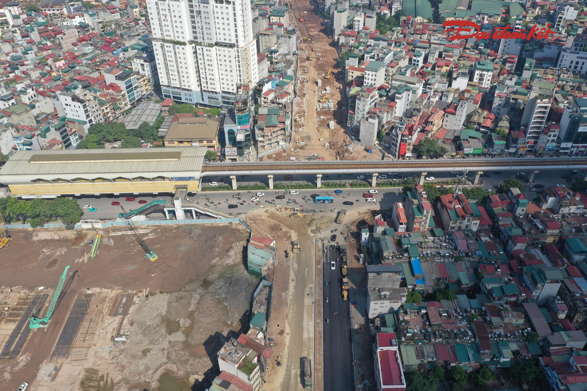 “Mỗi ca duy trì khoảng 100 kỹ sư, công nhân triển khai dự án. Mặc dù gặp khó khăn ở nhiều đoạn do nền đất yếu, đơn vị vẫn nỗ lực cao nhất để bảo đảm tiến độ thành phố giao”, ông Ngôn cho biết.