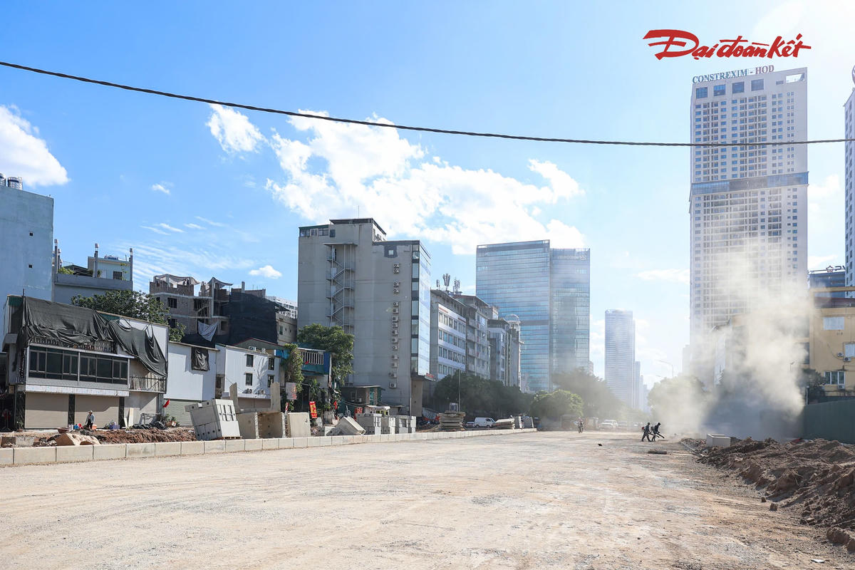 Công nhân vệ sinh, thổi bụi, san phẳng mặt bằng, chuẩn bị trải thảm bê tông nhựa trên tuyến Vành đai 2,5.