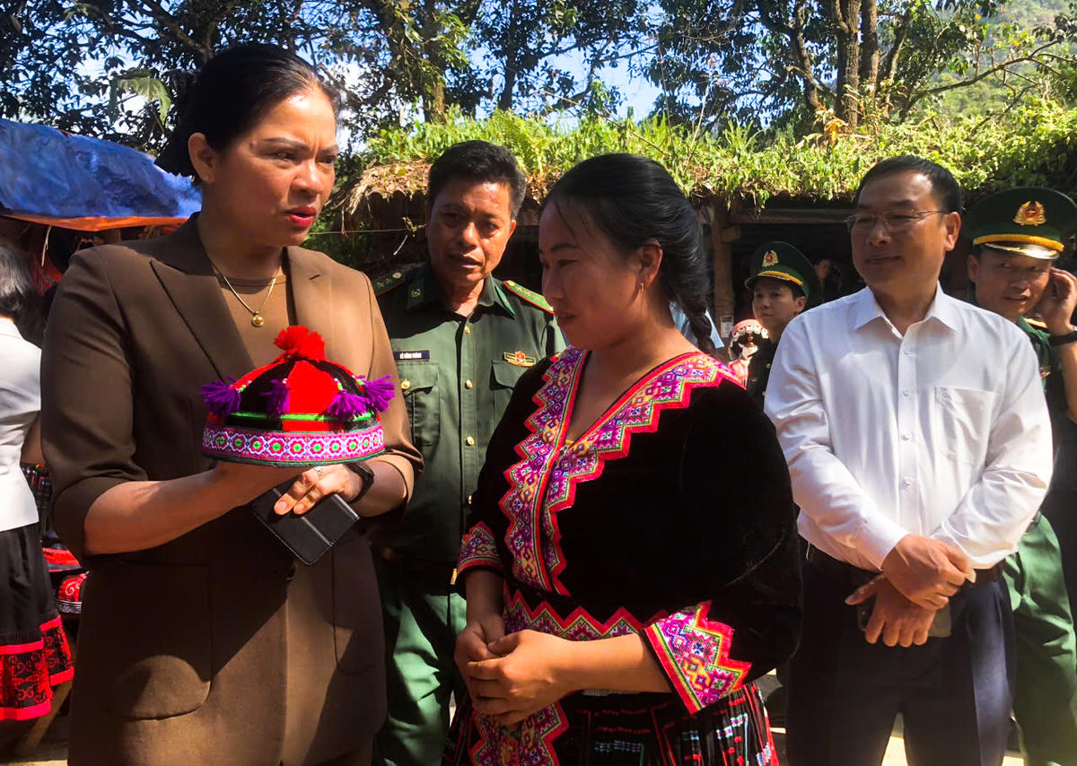Các sản phẩm làm quà tặng cho khách du lịch được người dân địa phương tự tay làm và giới thiệu.