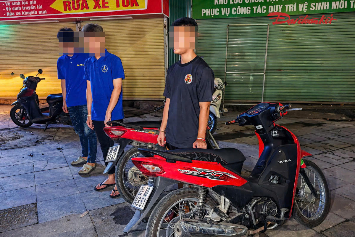 Khoảng 22h, tại đường Cầu Giấy, tổ công tác tiếp tục phát hiện một nam thanh niên điều khiển xe mô tô BKS 29D2-100.xx chở theo 2 người. Cả 3 người trên xe đều không đội mũ bảo hiểm.