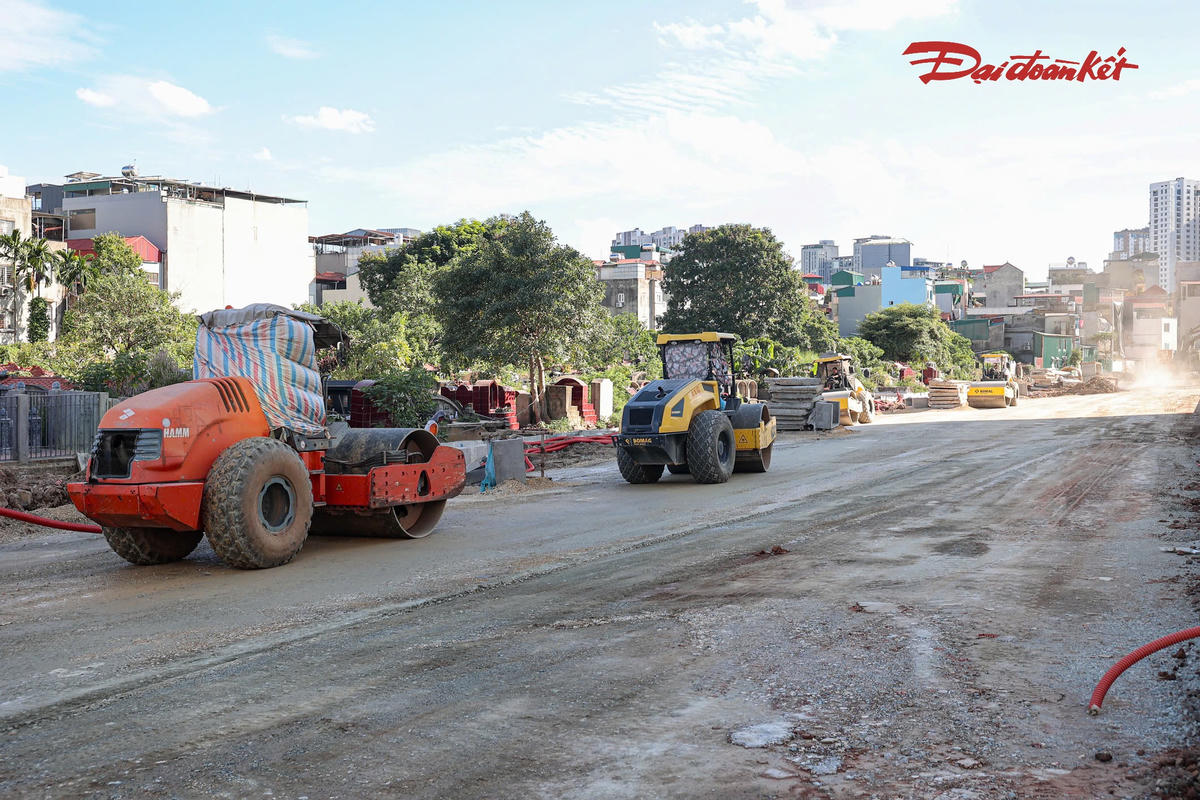 Máy móc hoạt động liên tục đẩy nhanh tiến độ thi công.