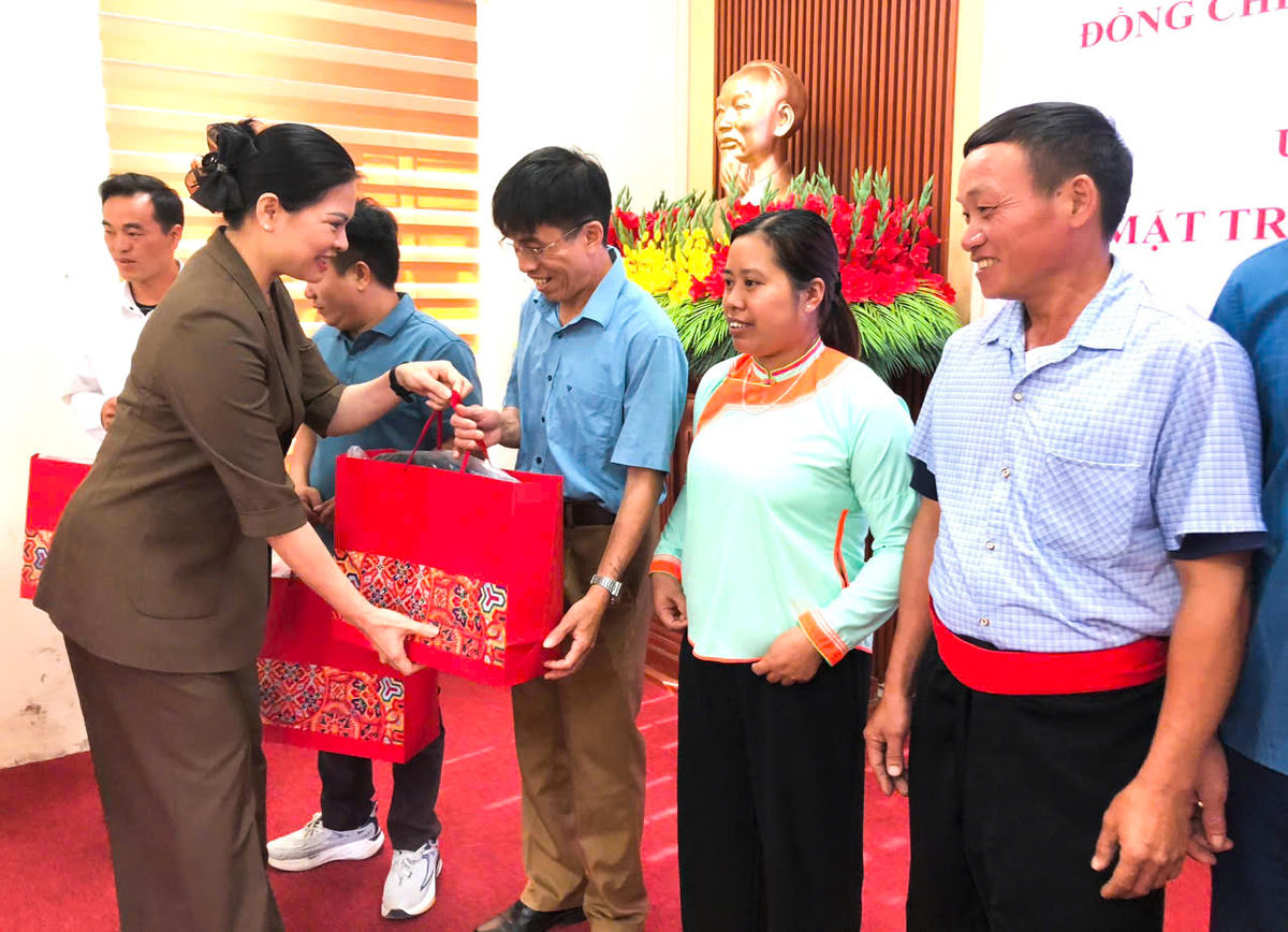Cũng tại buổi gặp mặt, Phó Chủ tịch - Tổng Thư ký Hà Thị Nga trao quà cho Trưởng ban Công tác Mặt trận các bản tại xã Sin Suối Hồ.