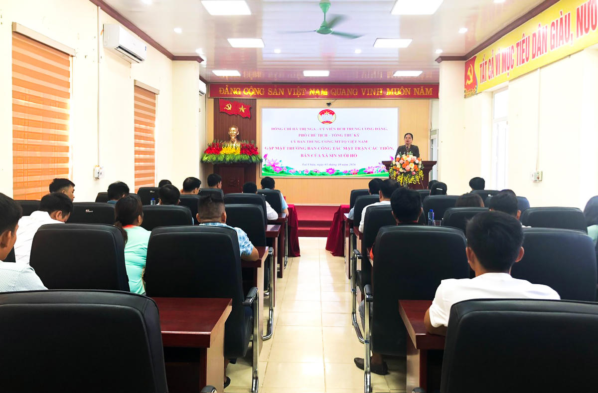 Sáng 3/10, tại Nhà văn hóa xã Sin Suối Hồ (Lai Châu), Phó Chủ tịch - Tổng Thư ký Hà Thị Nga và Đoàn công tác đã có buổi gặp mặt, động viên và trao quà cho Trưởng ban Công tác Mặt trận các bản trên địa bàn xã.