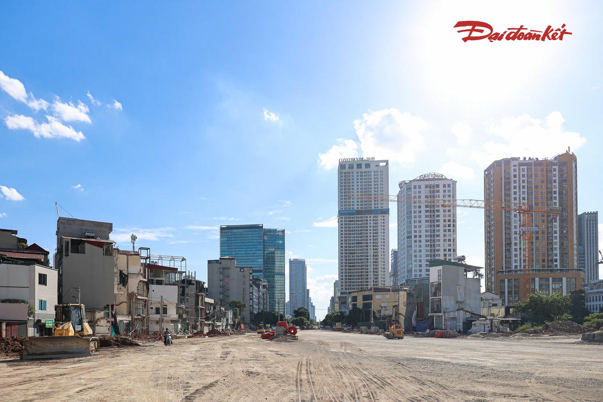 Nhà thầu đang triển khai thảm nhựa nền đường, đồng thời thường xuyên kiểm tra, đo đạc để bảo đảm các yêu cầu kỹ thuật trong quá trình thi công. Đơn vị đặt mục tiêu cơ bản hoàn thành đoạn tuyến trước ngày 10/10.