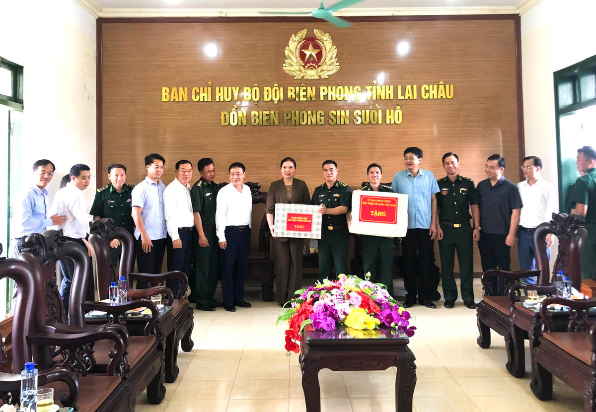 Phó Chủ tịch - Tổng Thư ký Hà Thị Nga bày tỏ sự trân trọng, cảm phục trước các thành tích của Đồn biên phòng Sin Suối Hồ trong thời gian qua và mong muốn tiếp tục phát huy tốt phẩm chất của người chiến sĩ quân hàm xanh, là điểm tựa vững chắc của cấp ủy, chính quyền và nhân dân các dân tộc trên địa bàn. Dịp này, bà Hà Thị Nga và Đoàn công tác trao phần quà nhỏ cho Đồn biên phòng Sin Suối Hồ.