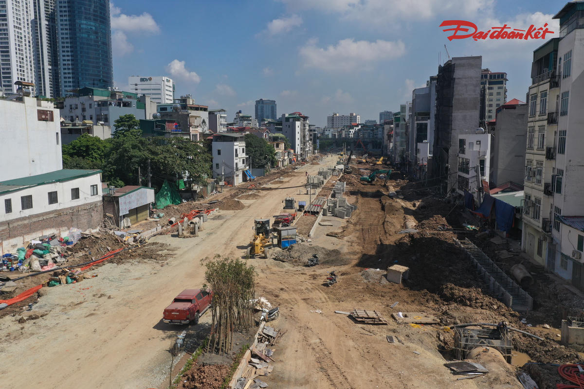 Tại đoạn tuyến qua địa bàn phường Cầu Giấy, máy móc, nhân lực được bố trí liên tục. Đoạn Cầu Giấy - khu đô thị mới Dịch Vọng dài khoảng 420m, hiện đã hoàn thành hơn 80% khối lượng công việc.