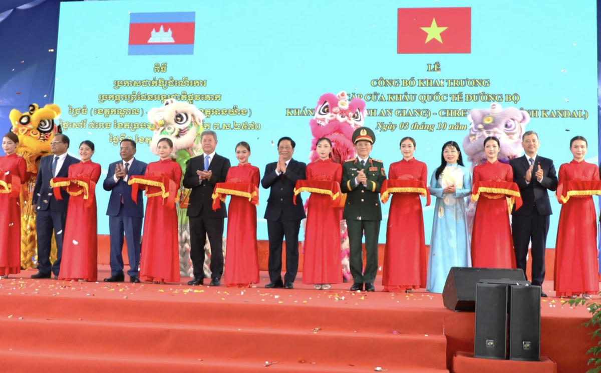 Lễ công bố khai trương cặp cửa khẩu quốc tế đường bộ Khánh Bình - Chrey Thom. Ảnh: B.T
