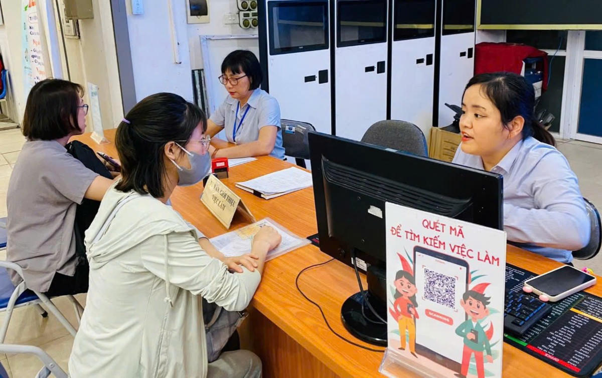 Khi có nhu cầu tuyển dụng người lao động Việt Nam, tổ chức, cá nhân nước ngoài phải thông báo bằng văn bản trực tiếp, qua dịch vụ bưu chính hoặc trực tuyến, qua địa chỉ thư điện tử chính thức của cơ quan, tổ chức quản lý. 