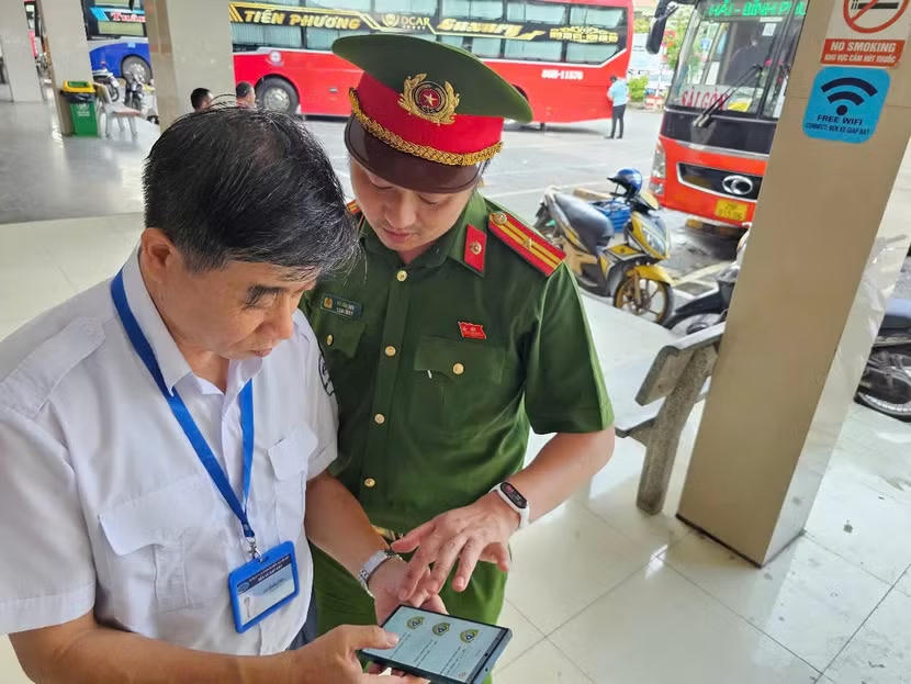 Lực lượng chức năng hướng dẫn cơ sở, người dân cài đặt và sử dụng ứng dụng Báo cháy 114. Ảnh: ĐT