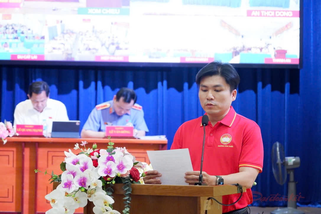 Cử tri phường Xóm Chiếu (TPHCM) phát biểu tại buổi tiếp xúc cử tri. Ảnh: H.Lê.